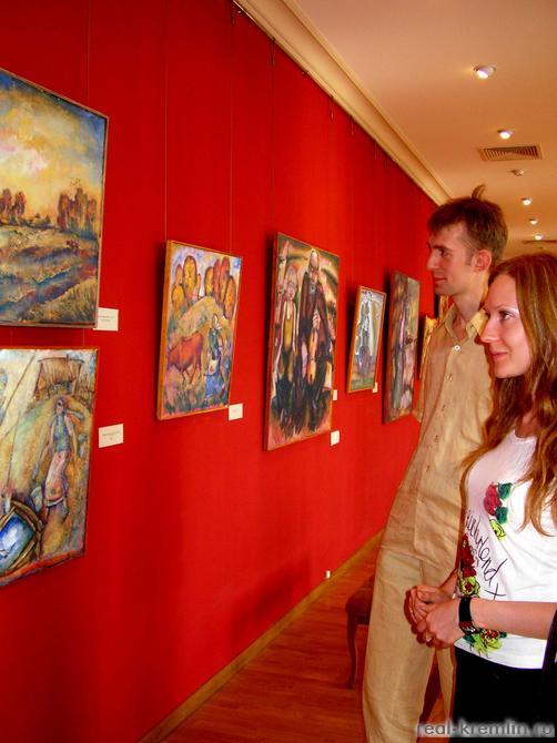 На открытии выставки Р. Саляхова