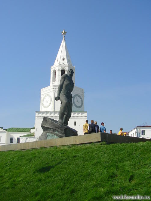 Спасская башня и памятник Мусе Джалилю