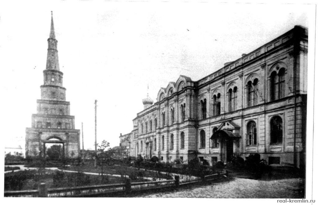 Башня Сююмбике и Губернаторский дворец