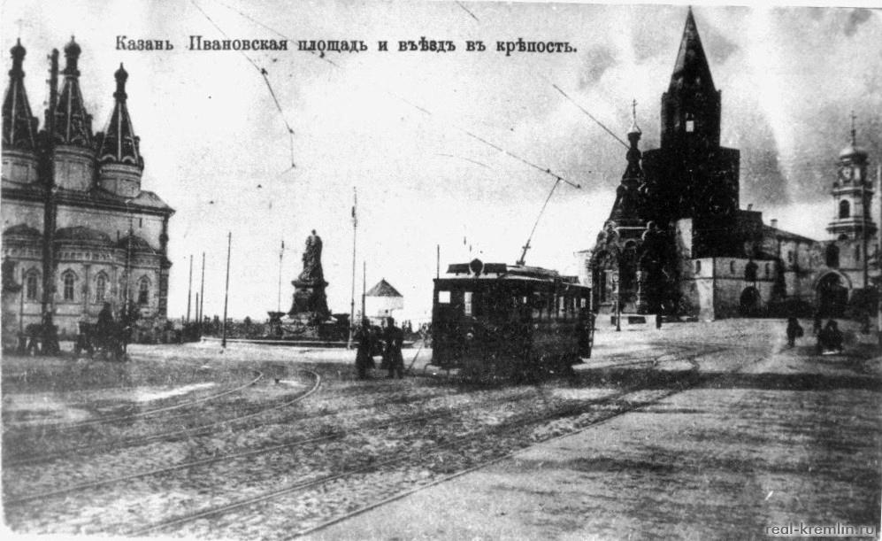Ивановская площадь и въезд в крепость