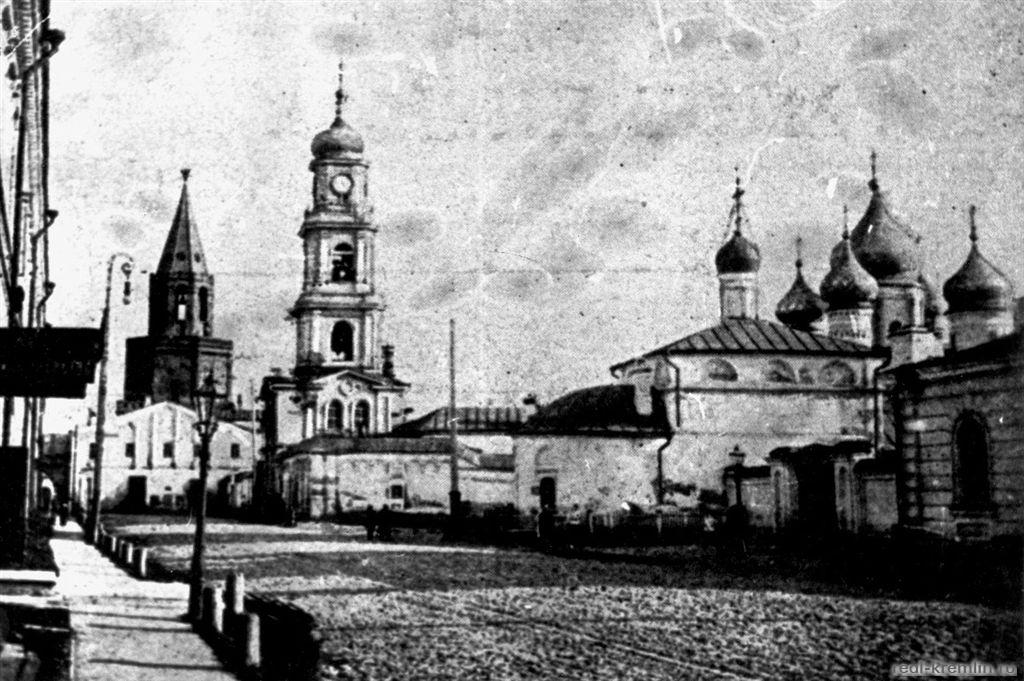 Вид на Спасскую башню и Спасский монастырь со стороны Присутственных