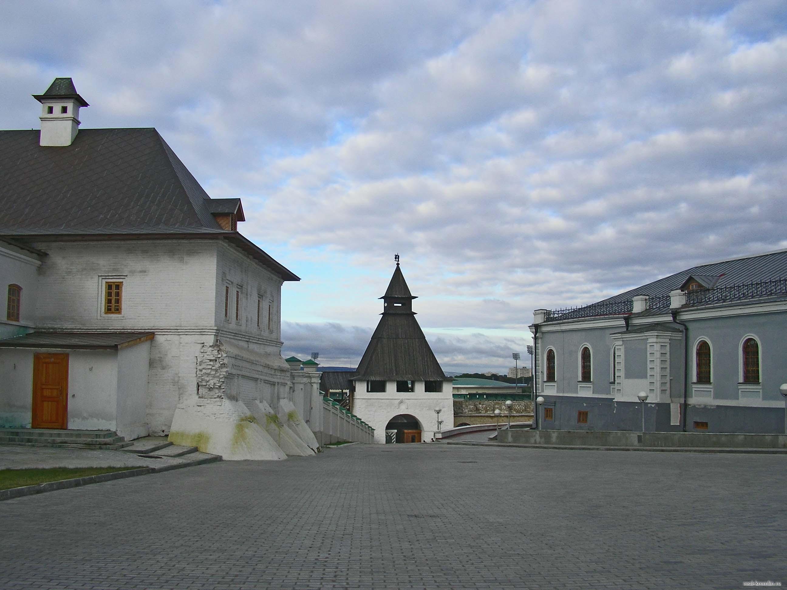 Братский корпус Спасского монастыря, Преображенская башня, Манеж
