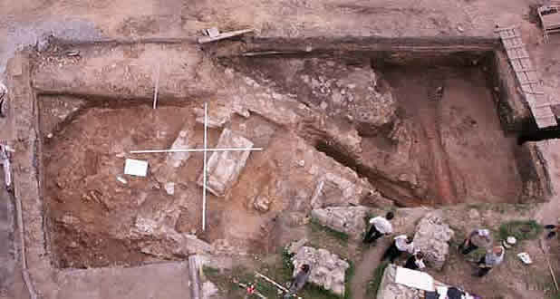 Раскоп возле башни Сююмбике. Мавзолей Казанских ханов.