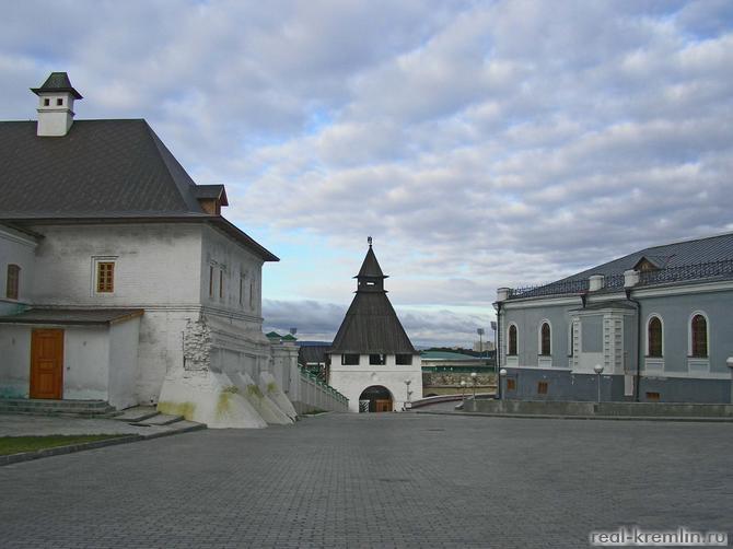 Братский корпус Спасского монастыря, Преображенская башня, Манеж