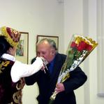 Ф. Суюров поздравляет с открытием выставки Ф. Хасьянову