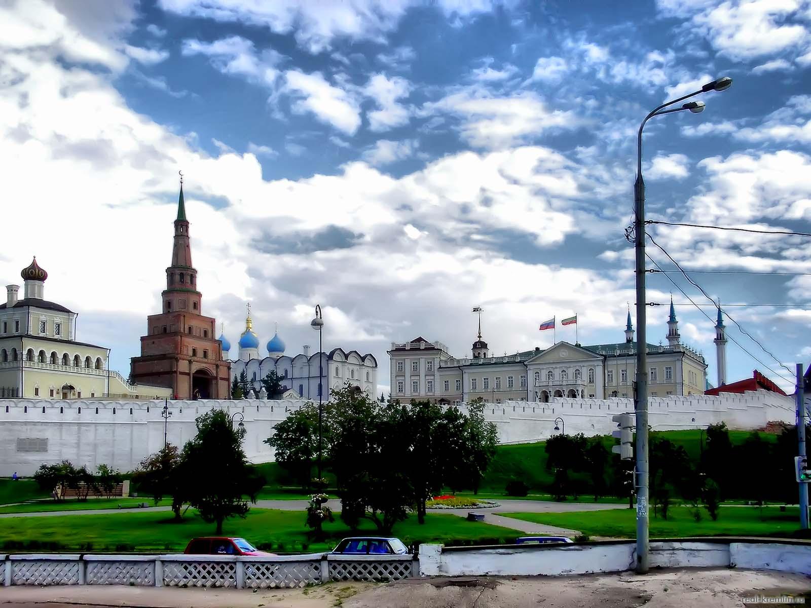 Над казанским Кремлем