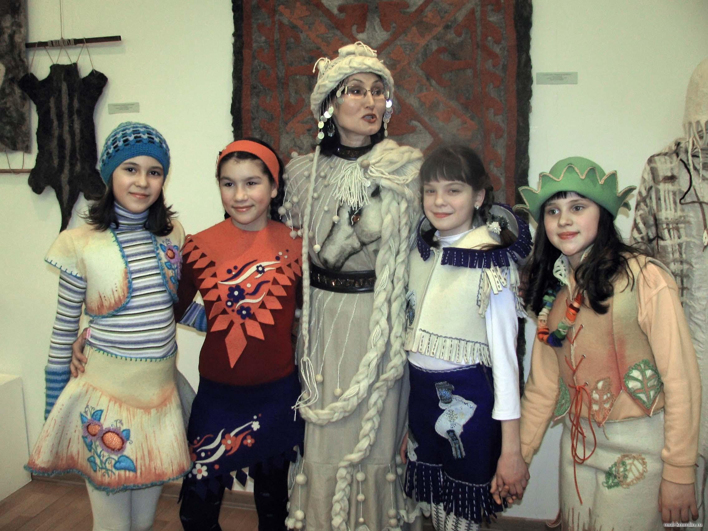 Султанова Рауза Рифкатовна в окружении моделей детской одежды