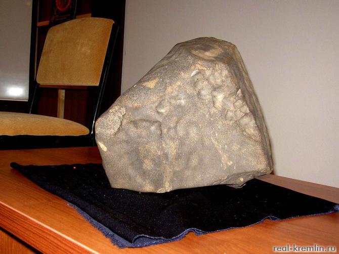 Каменный метеорит (углистый хондрит)
