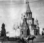 Спасская башня, памятник Александру II, надвратная Военная церковь