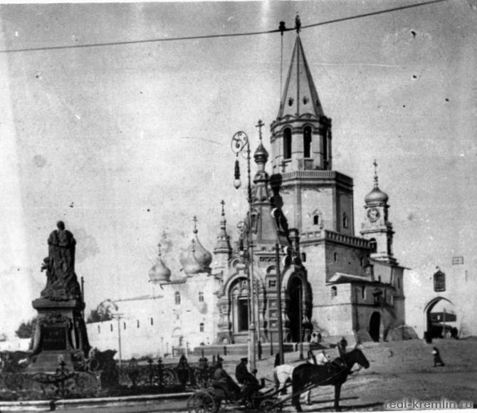 Спасская башня, памятник Александру II, надвратная Военная церковь