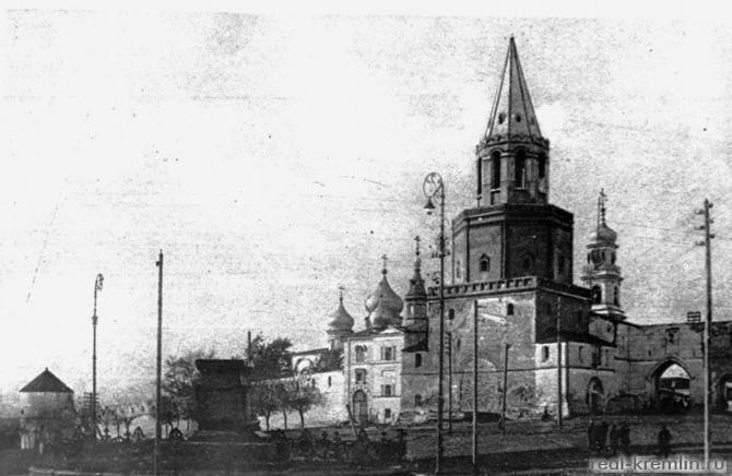 Спасская башня и Спассо-Преображенский монастырь