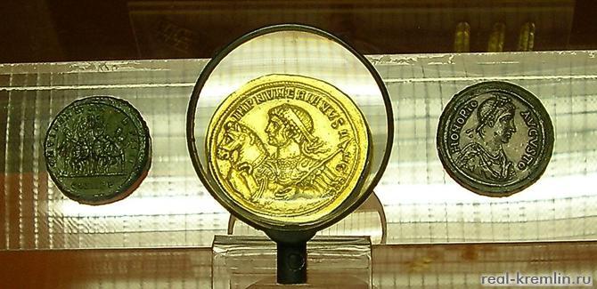 Медальон. 283-284 гг. (в центре)